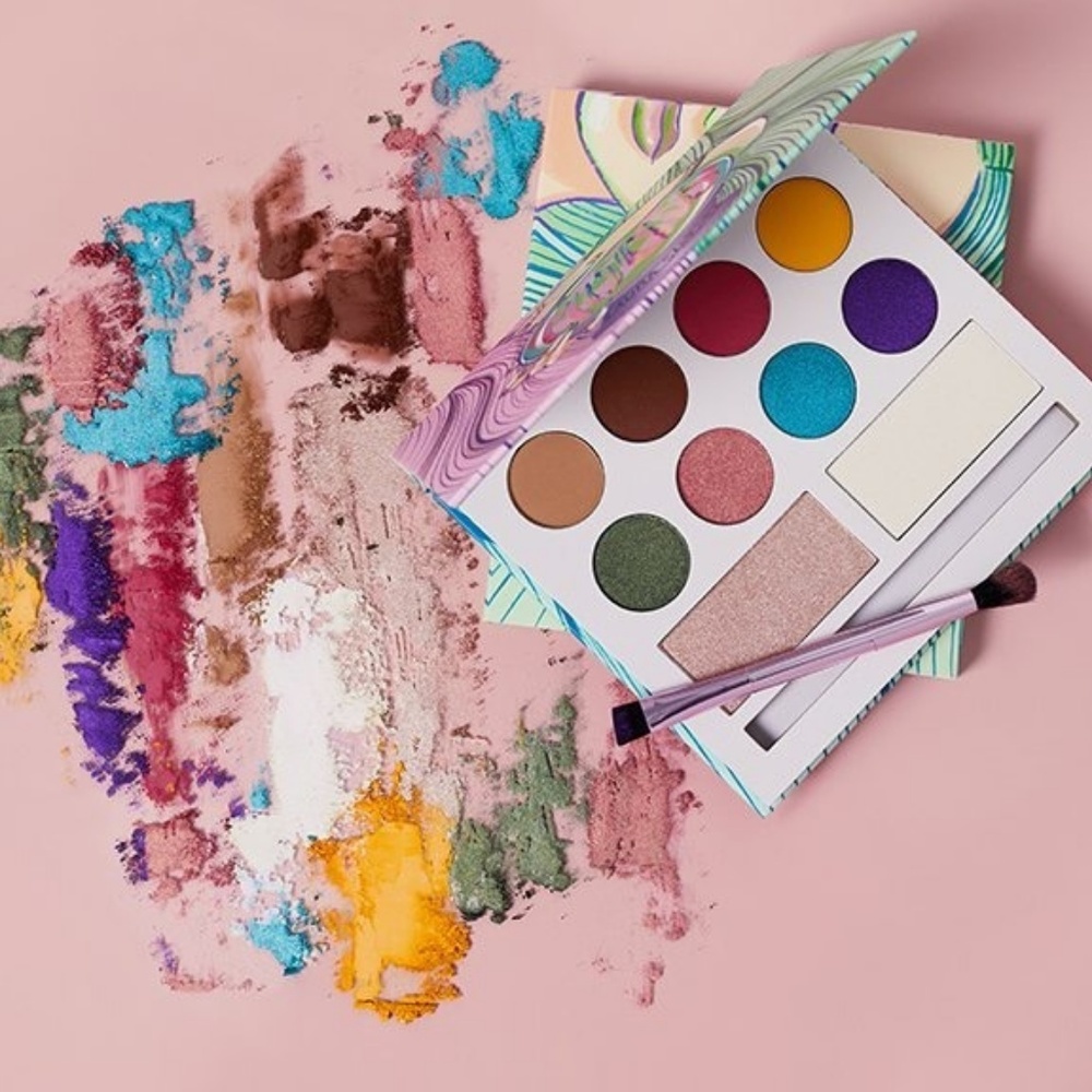 Moods Eyeshadow and Highlighter Palette and Lips